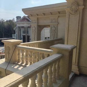 盘锦 黄金麻别墅外墙干挂雕花配合阳台栏杆花瓶柱