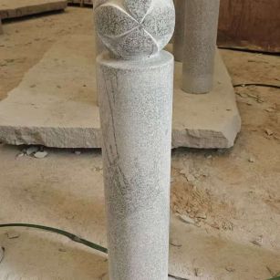 盘锦 芝麻白花岗岩石材挡车石柱、停车柱、圆柱挡车柱、方柱挡车柱等