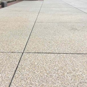 盘锦 黄金麻花岗岩石板材荔枝面地面铺装效果