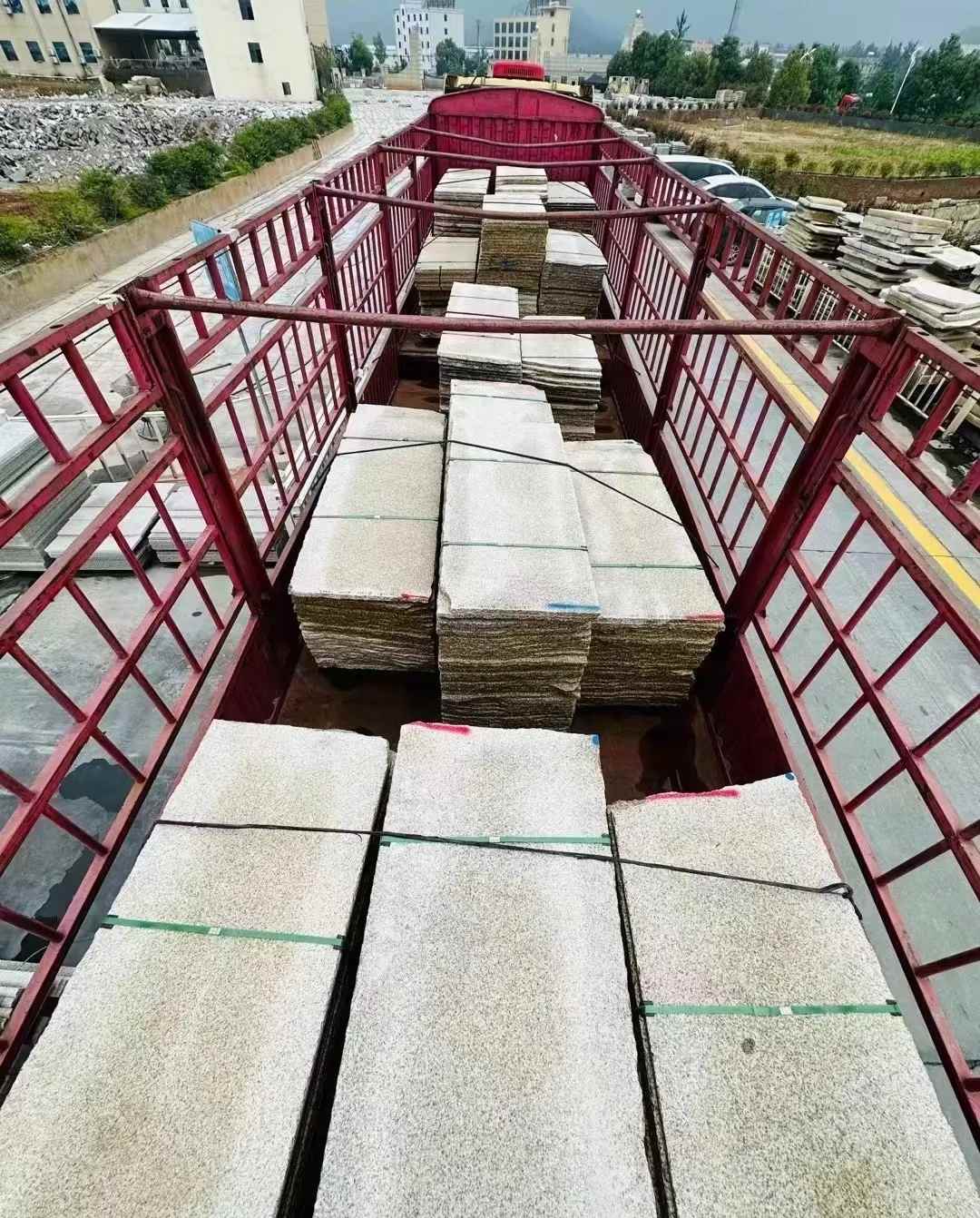 盘锦 黄金麻花岗岩荔枝面，光面毛板装车完成