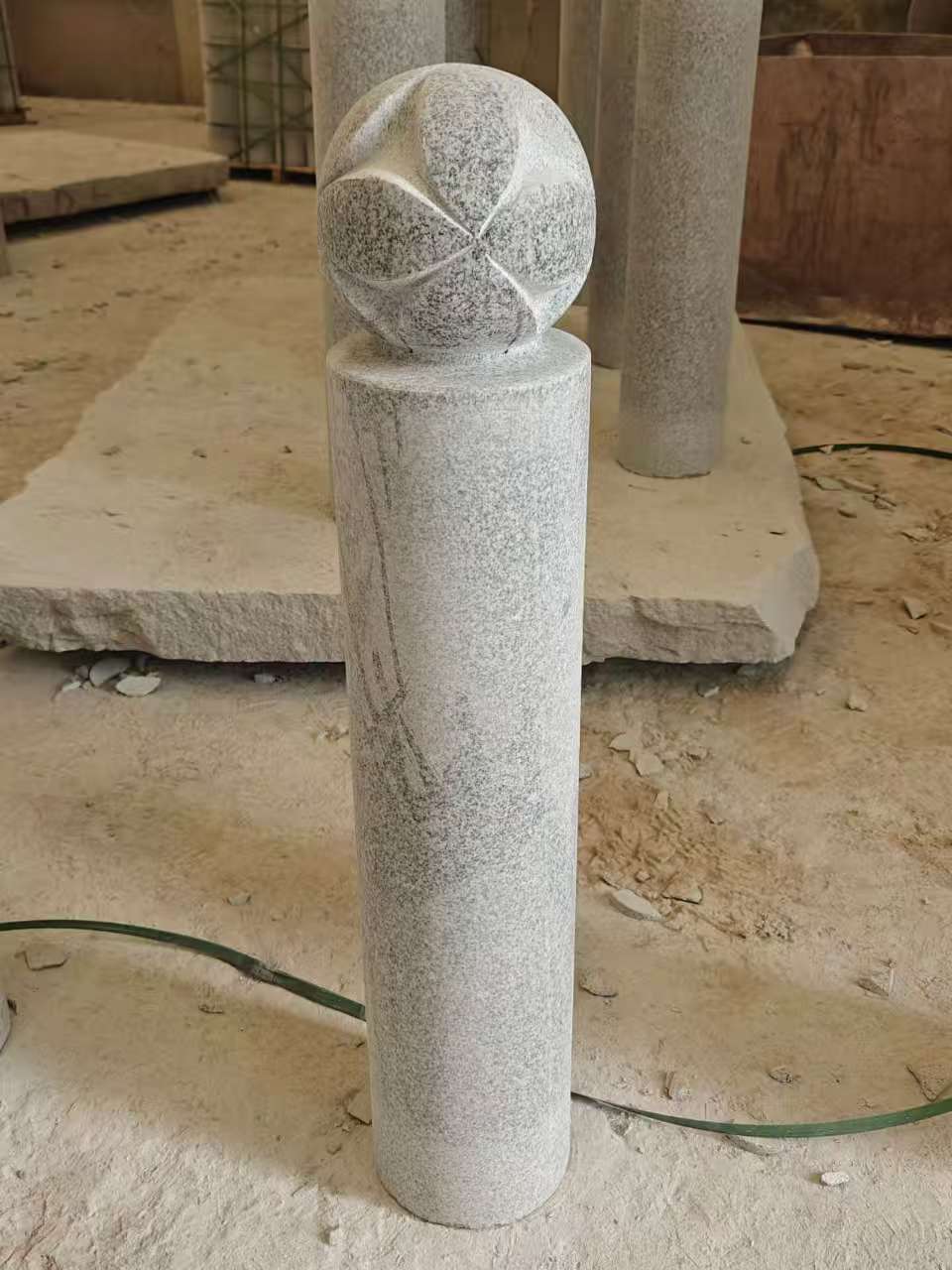 盘锦 芝麻白花岗岩石材挡车石柱、停车柱、圆柱挡车柱、方柱挡车柱等