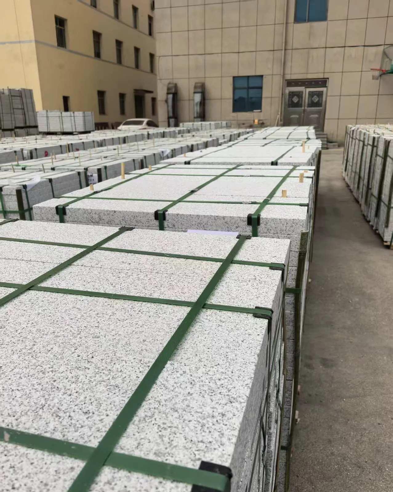 盘锦 白麻花岗岩5.0公分荔枝面地铺石