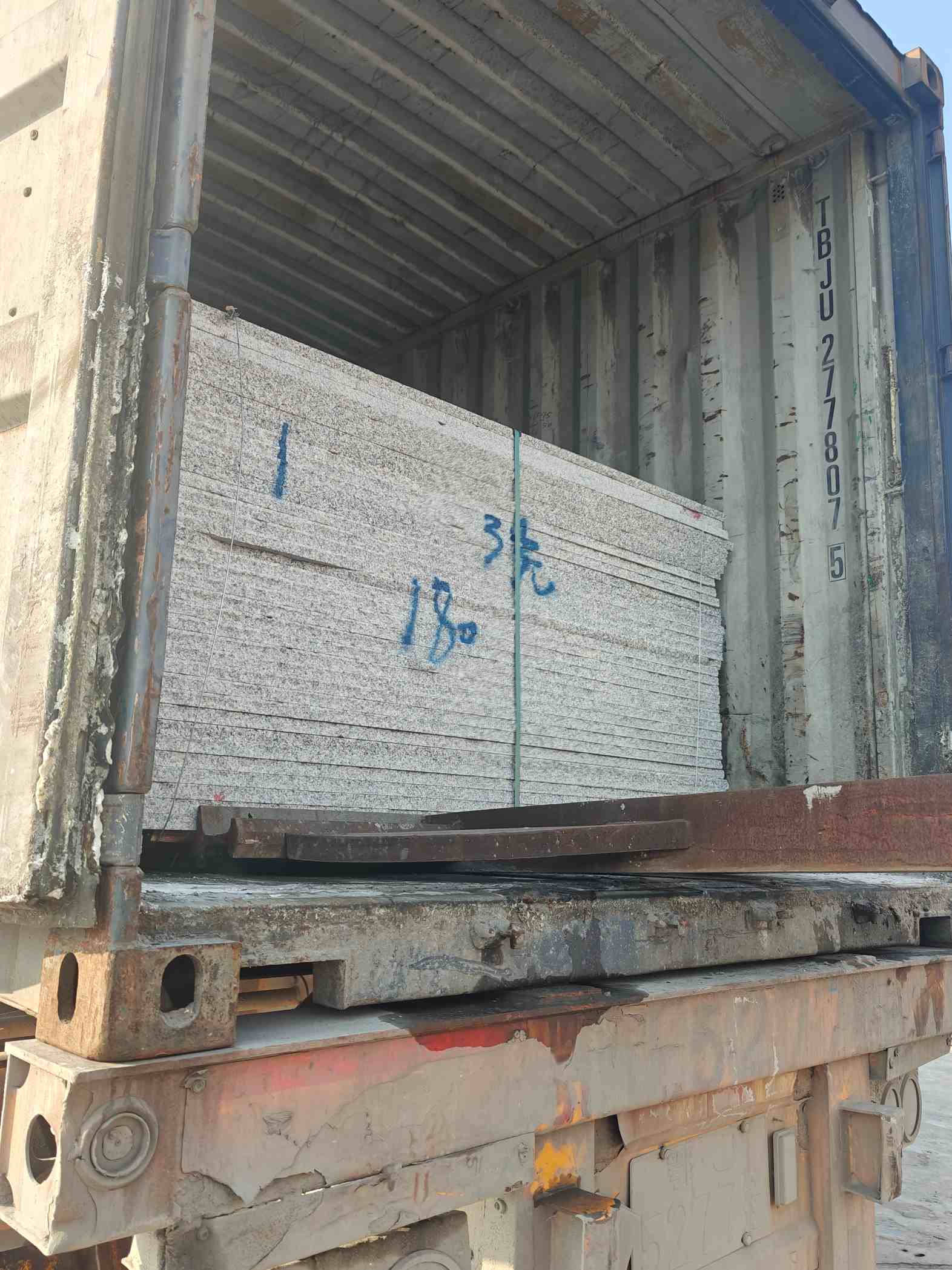 盘锦 芝麻白花岗岩石材3.0公分光面毛板装柜出货