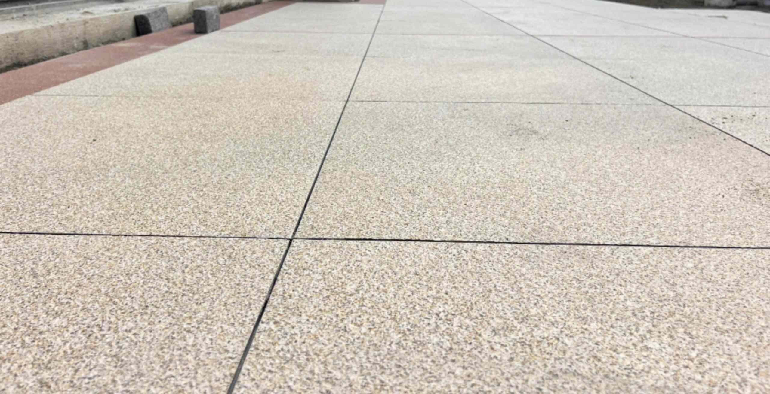 盘锦 黄金麻花岗岩石板材荔枝面地面铺装效果