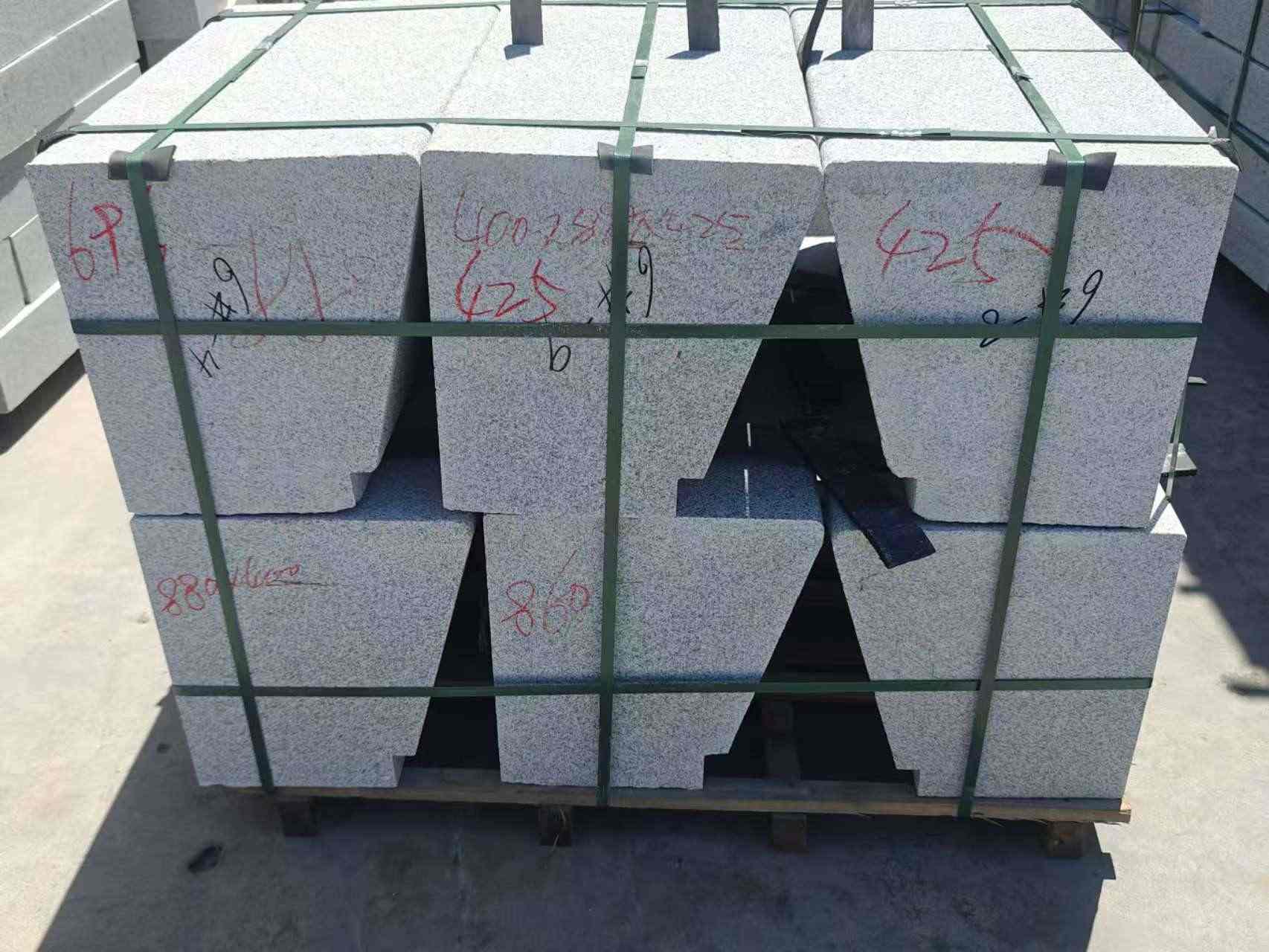 盘锦 芝麻白异形坐凳，石凳