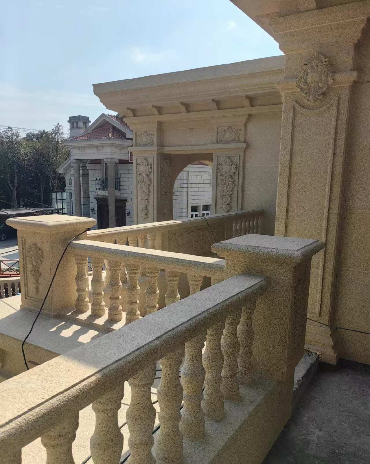 盘锦 黄金麻别墅外墙干挂雕花配合阳台栏杆花瓶柱