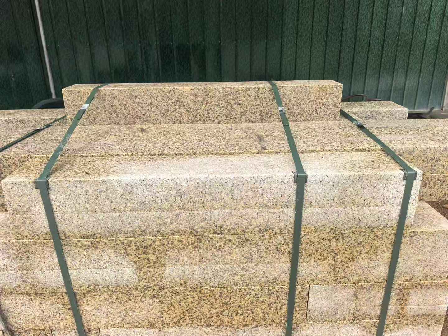 盘锦 黄金麻花岗岩石材机切面栏杆料半成品