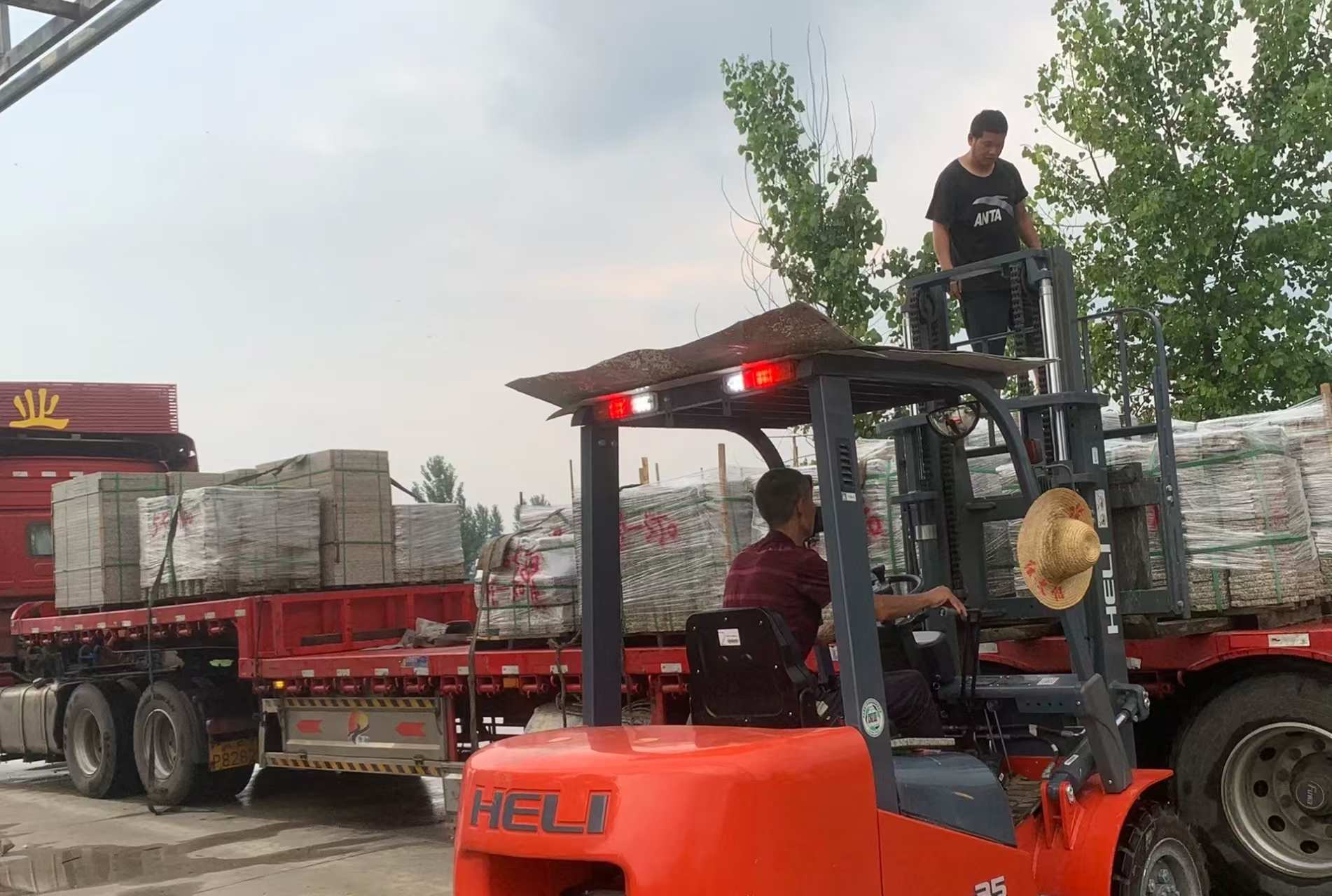 盘锦 黄金麻冰裂纹，地铺石装车