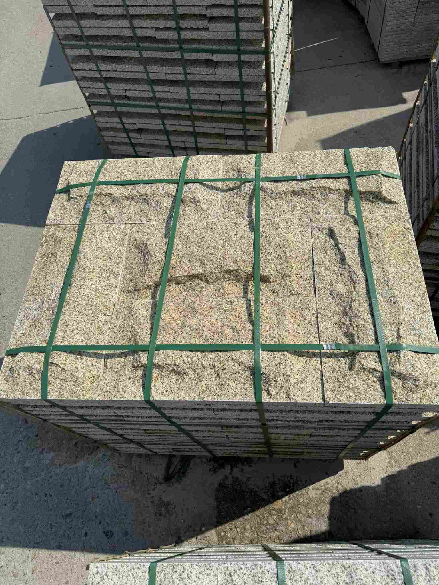 盘锦 黄金麻花岗岩石材自然面蘑菇石成品