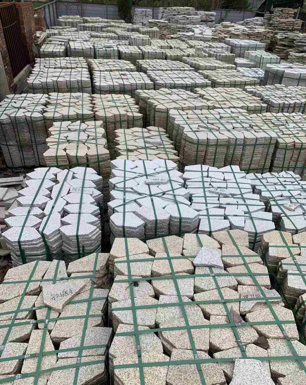 盘锦 黄金麻白麻花岗岩荔枝面地铺石(冰裂纹)