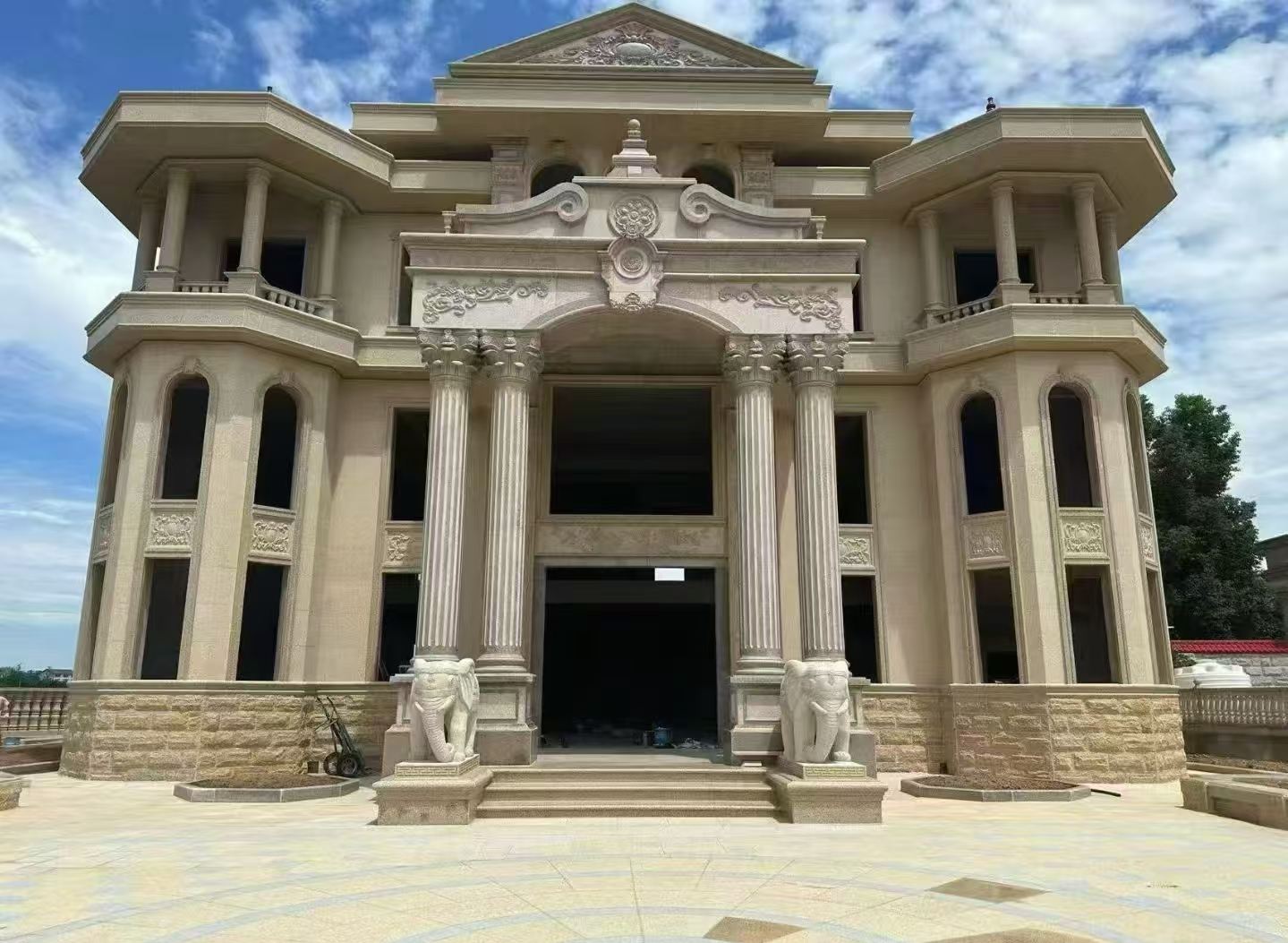 盘锦 黄金麻别墅外墙干挂，大柱，大象，蘑菇石，雕花板