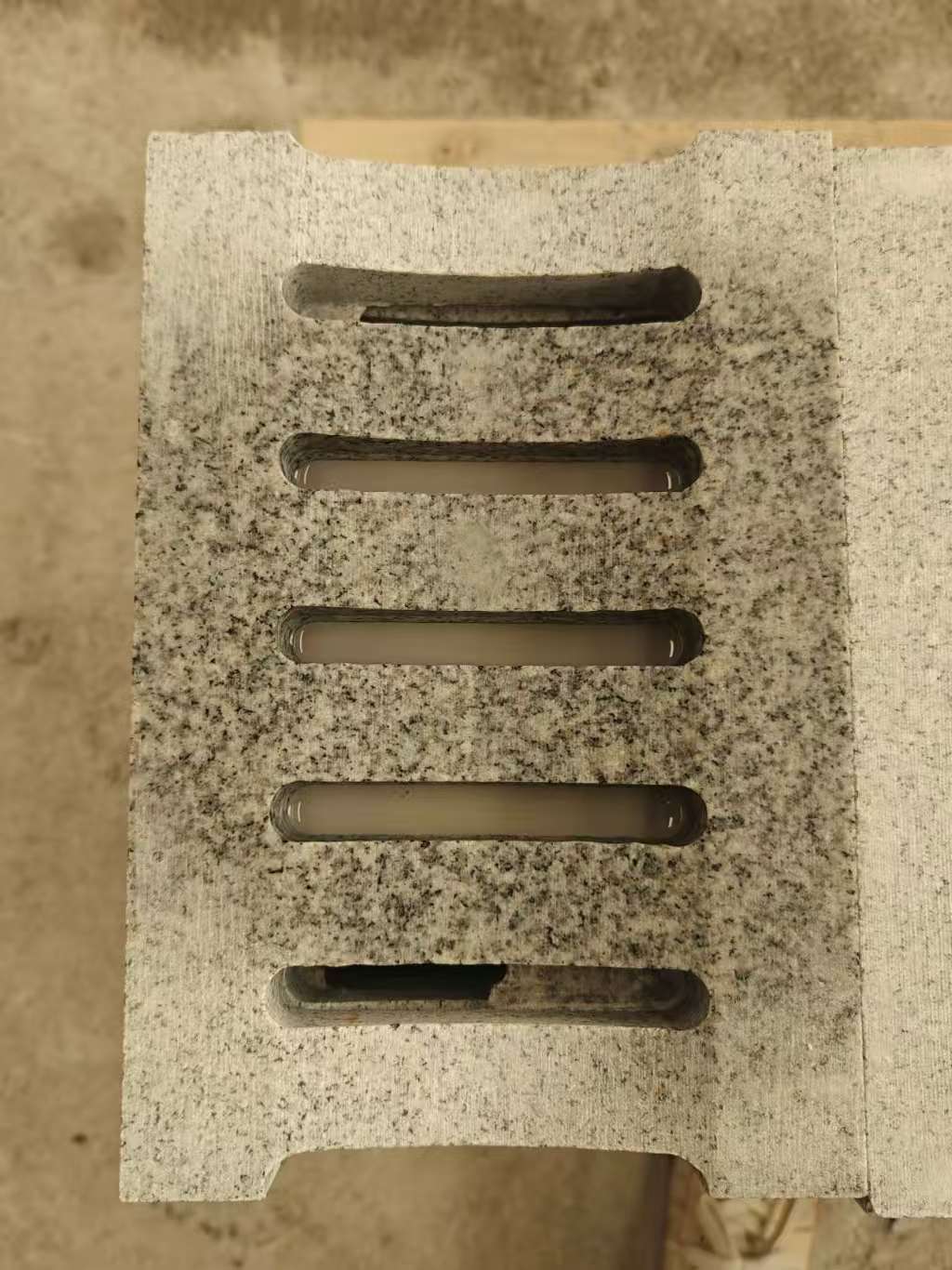 盘锦 芝麻白拉丝面花岗岩U型开槽排水槽