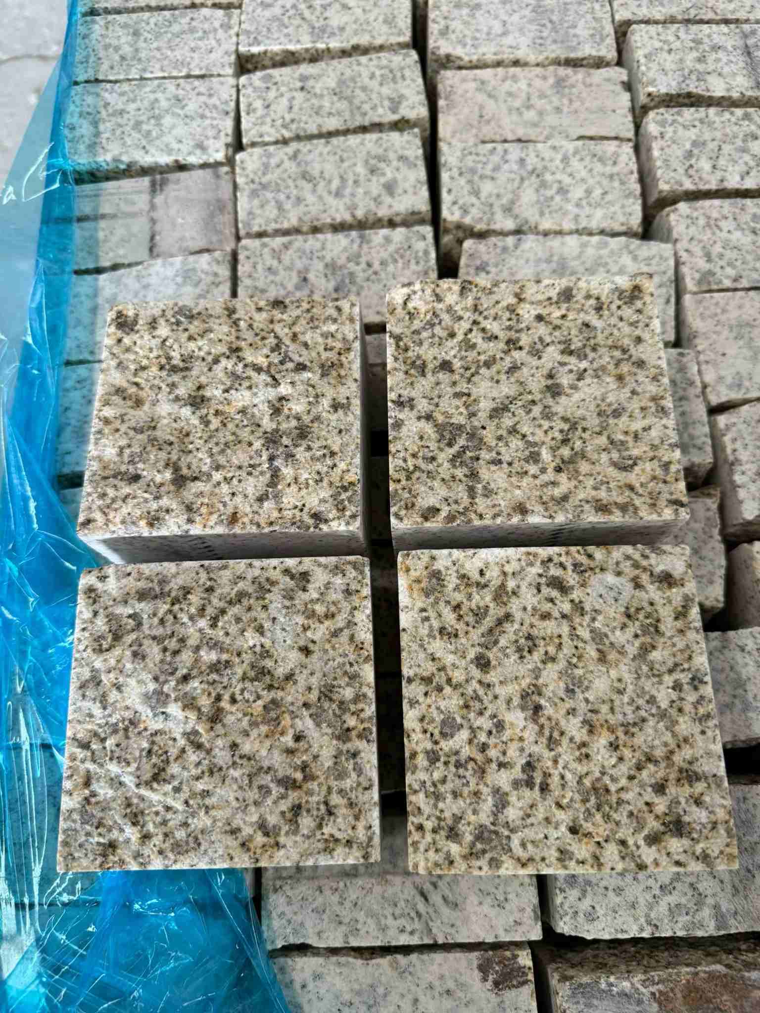 盘锦 黄金麻花岗岩自然面小方块，弹石，马蹄石等