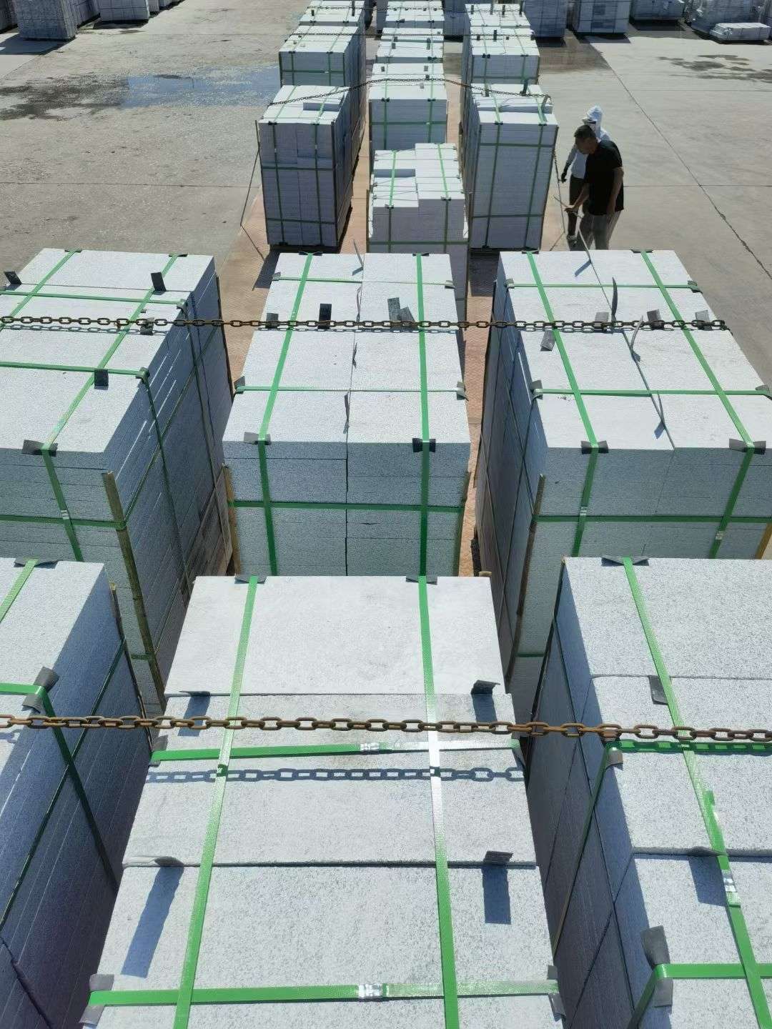 盘锦 芝麻白花岗岩5公分地铺石 花岗岩厂家工厂装车日常