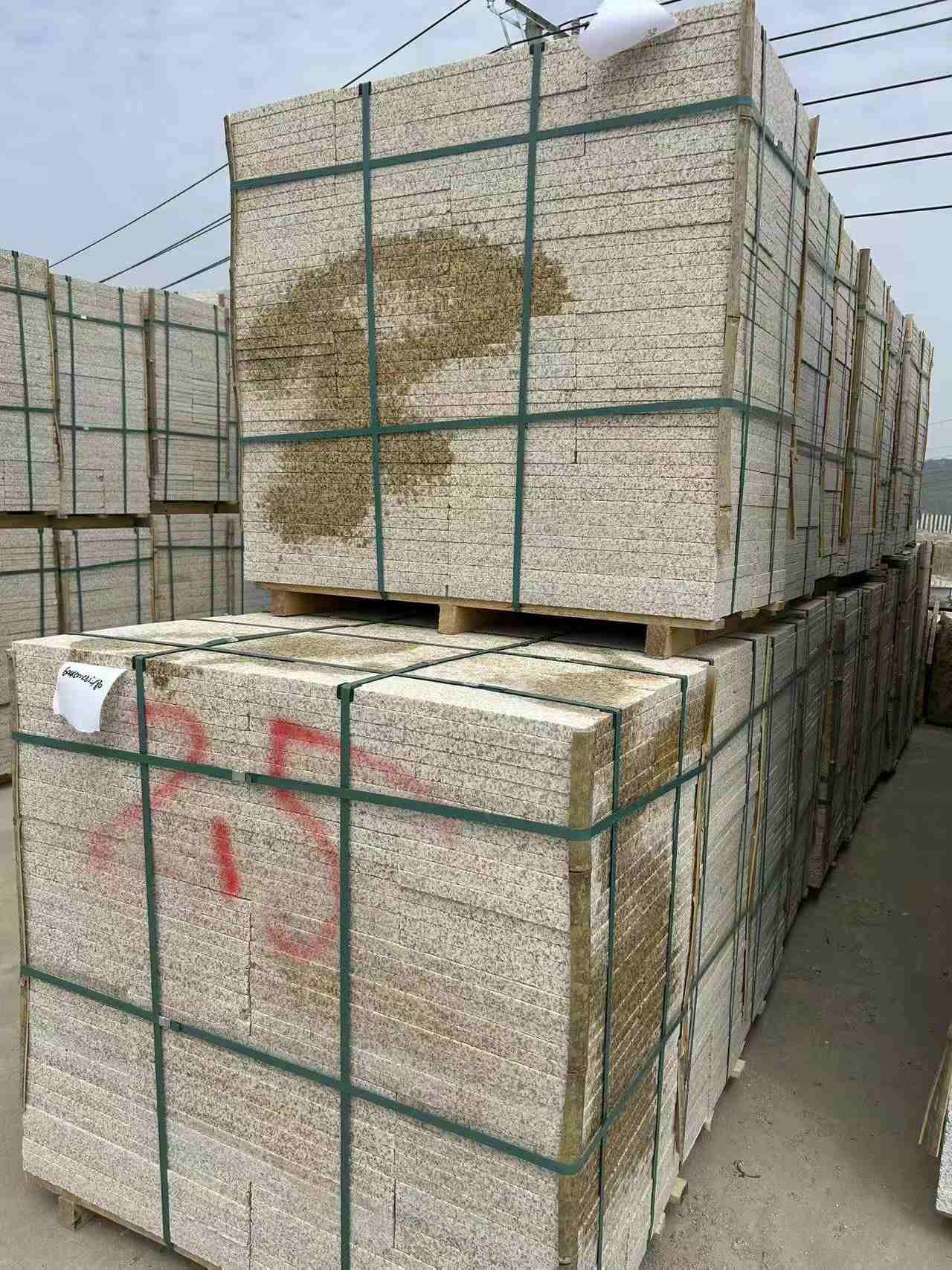 盘锦 黄金麻花岗岩石材荔枝面地铺石2.5*300*600