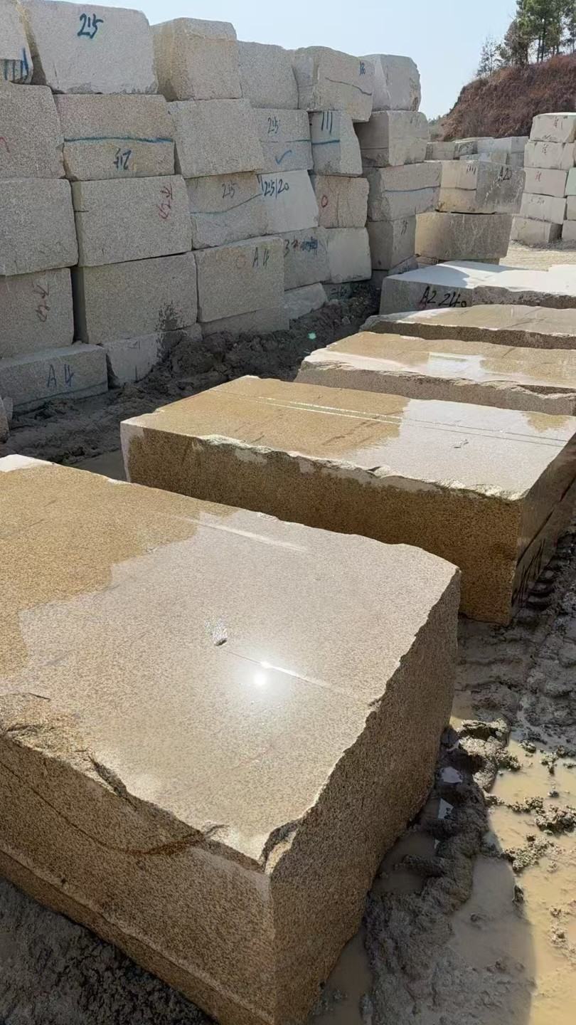 盘锦 黄金麻方料堆场洗料分选中，原材料充足