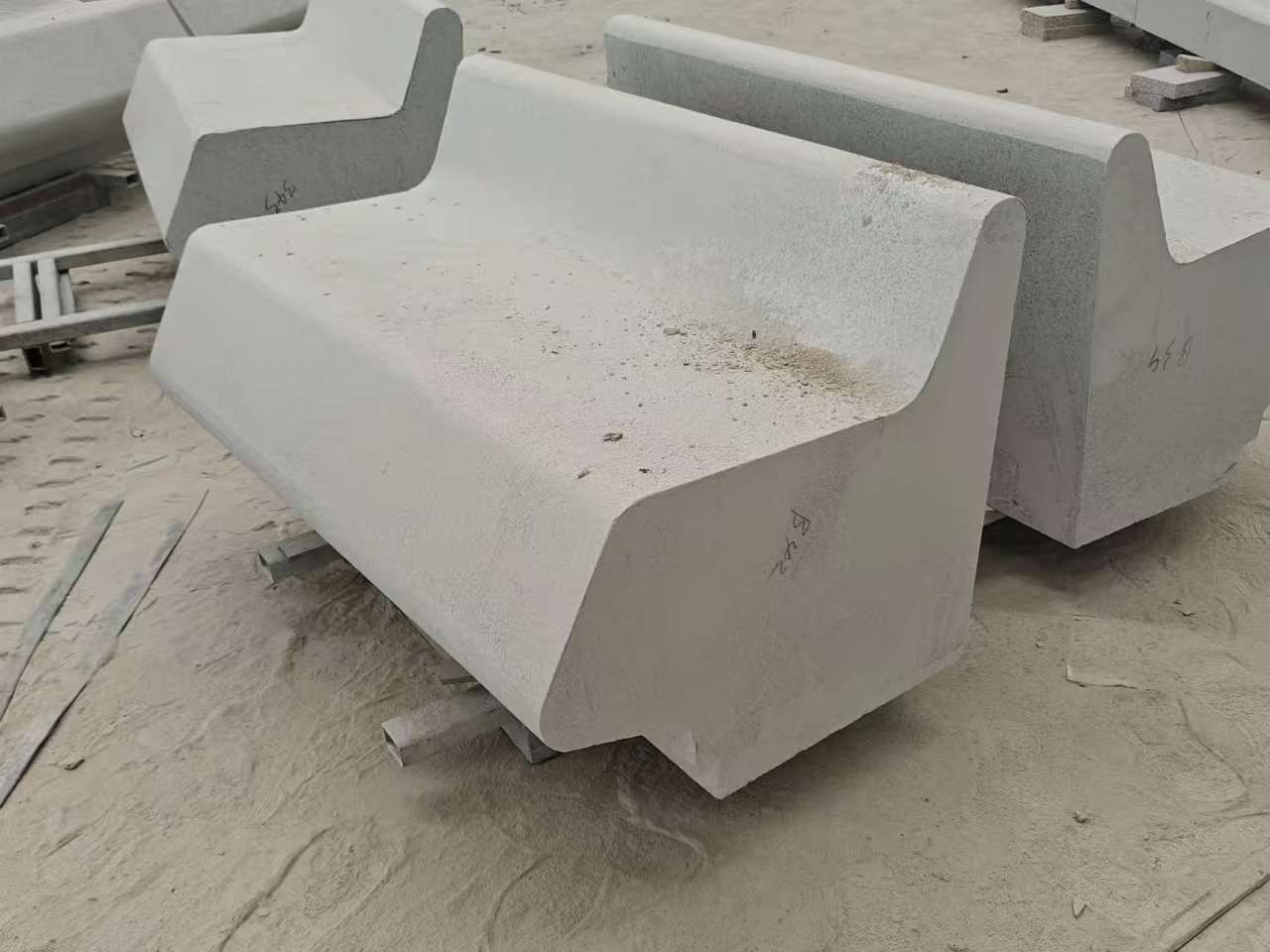 盘锦 芝麻白花岗岩异形坐凳，石凳