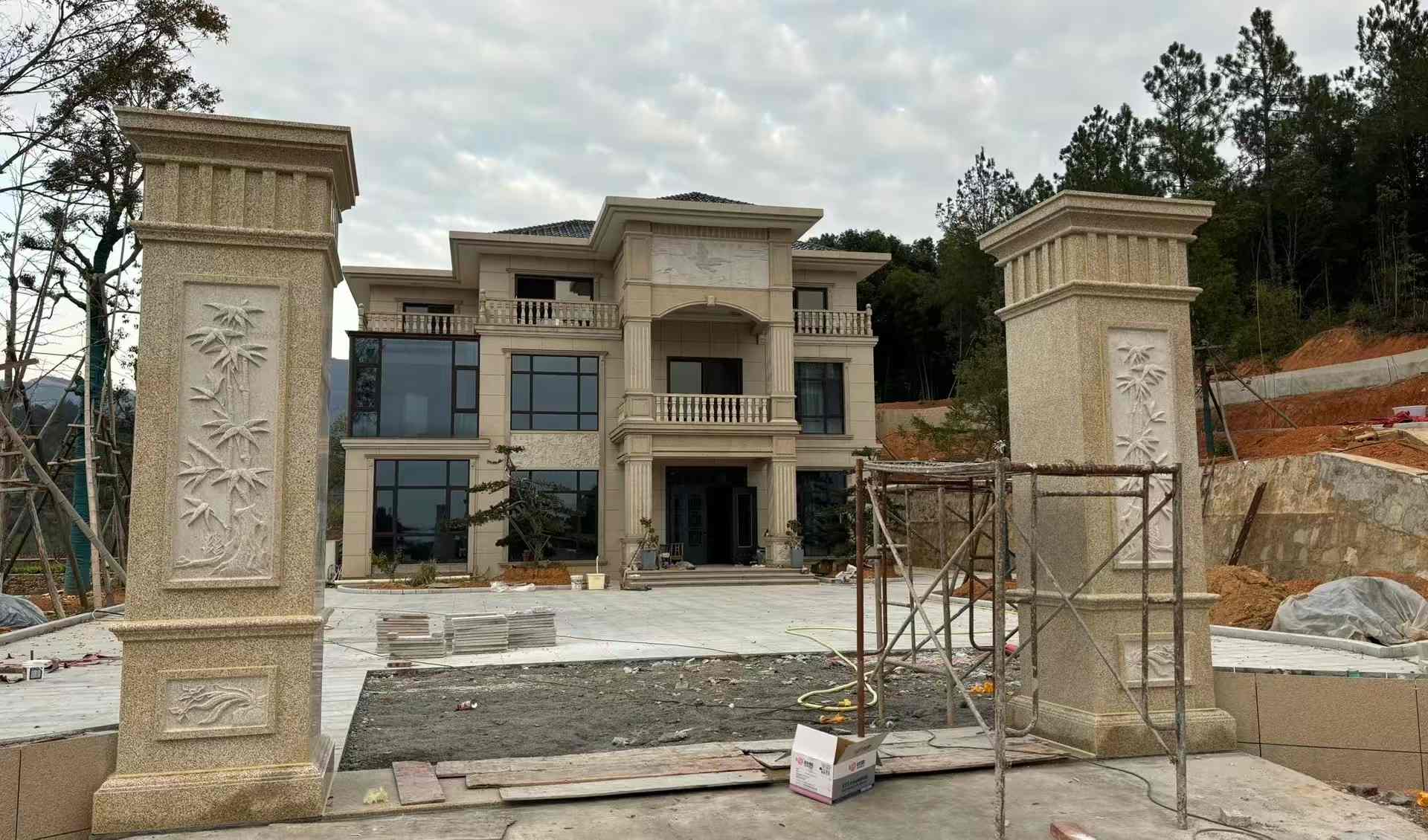 盘锦 黄金麻花岗岩别墅雕花外墙干挂配上门口雕花罗马柱