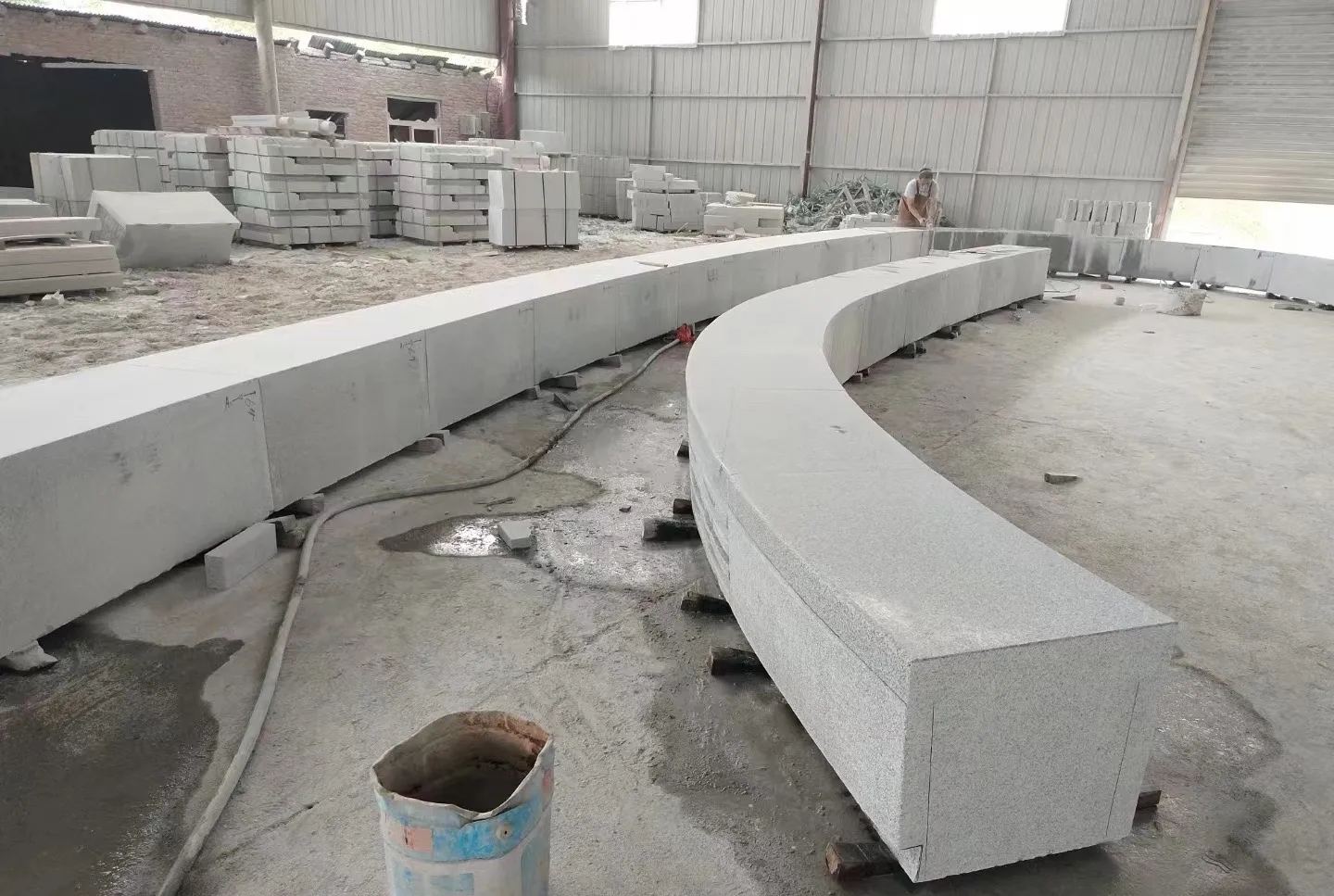 盘锦芝麻白花岗岩石板材 园林光面弧形坐凳